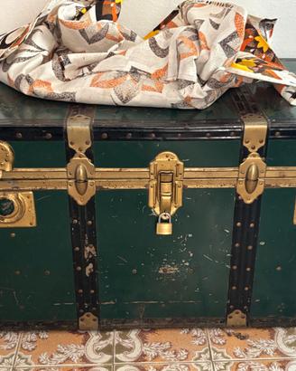Baule vintage in metallo e ottone