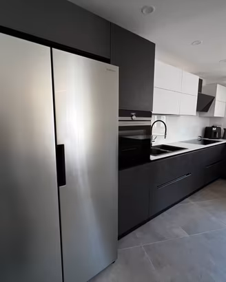 Cucina LUBE moderna con penisola in gres