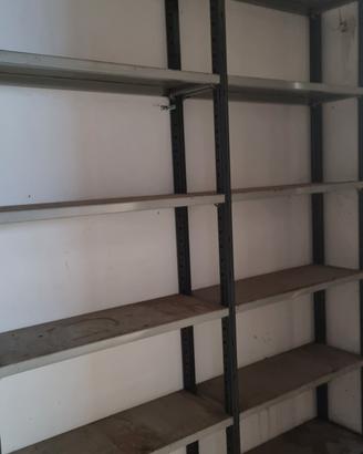 Scaffali in metallo con ripiani regolabili 