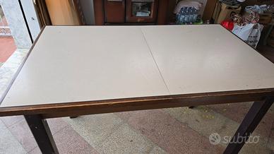 Tavolo Rustico Allungabile – Solidità e Praticità