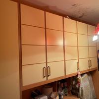 Camera da letto con 2 letti e cassettiera