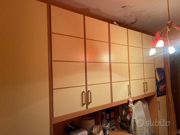 Camera da letto con 2 letti e cassettiera