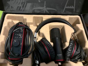 Scheda audio, microfono e cuffie da studio