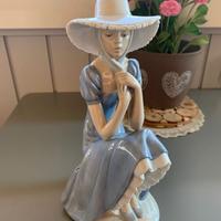 NAO by LLADRO' - Ragazza seduta e cappello pamela