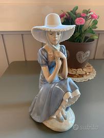 NAO by LLADRO' - Ragazza seduta e cappello pamela