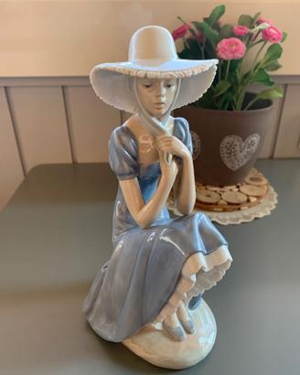 NAO by LLADRO' - Ragazza seduta e cappello pamela