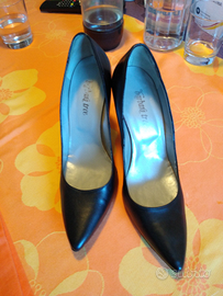 Scarpe nere con tacco cuoio