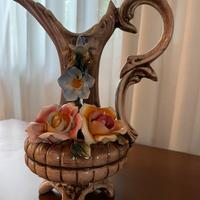 Vaso in ceramica con motivi in rilievo