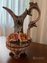 Vaso in ceramica con motivi in rilievo