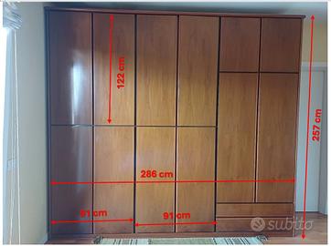 Armadio a muro in legno + cassettiera con specchio