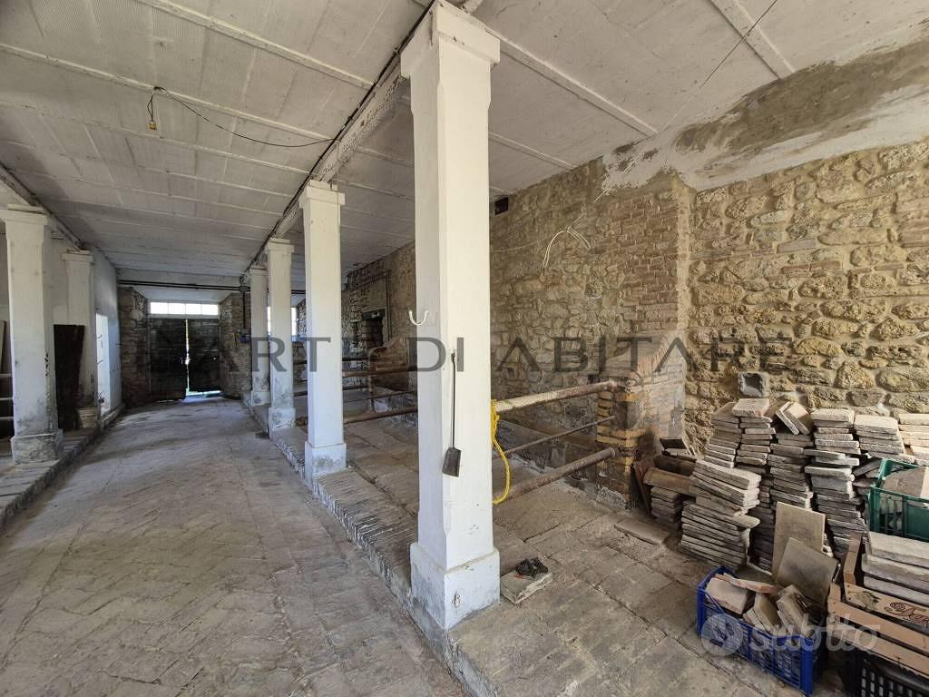 Rustico / Casale di 550 m² con più di 5 locali a C - Vista 4
