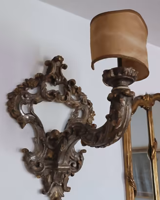 Coppia applique antiche in legno intagliato