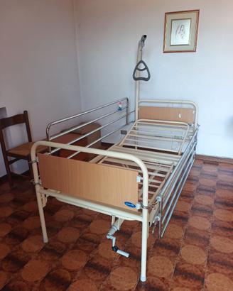 Letto ortopedico articolato con sponde e triangolo
