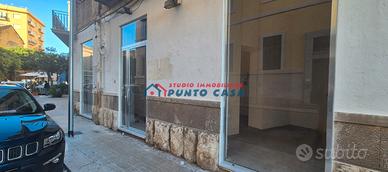 PRESSI PORTO-Loc. commerciale 65 mq ca - 3 vetrine