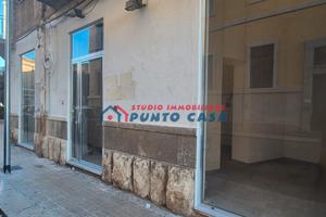 PRESSI PORTO-Loc. commerciale 65 mq ca - 3 vetrine