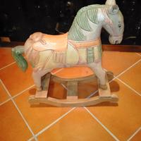 Cavallo a dondolo in legno 