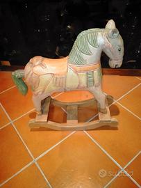 Cavallo a dondolo in legno 