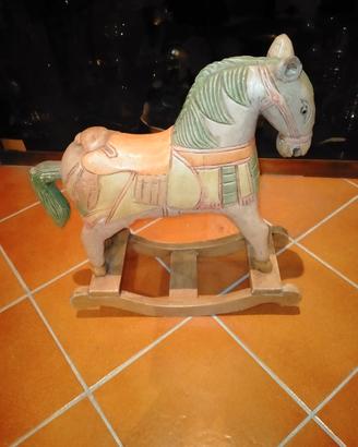 Cavallo a dondolo in legno 