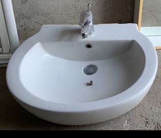 Lavabo bagno con miscelatore, più specchio