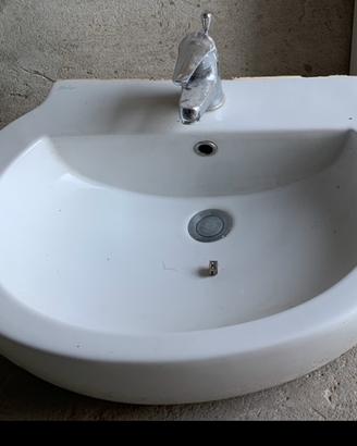 Lavabo bagno con miscelatore, più specchio