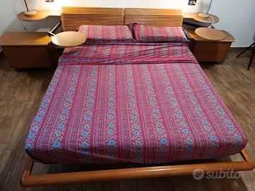 Letto con comodini 