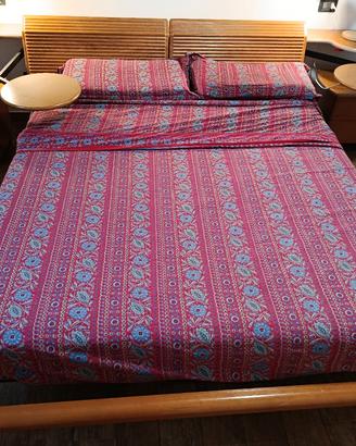 Letto con comodini 