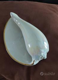 conchiglia bianca e madreperla con profili dorati 