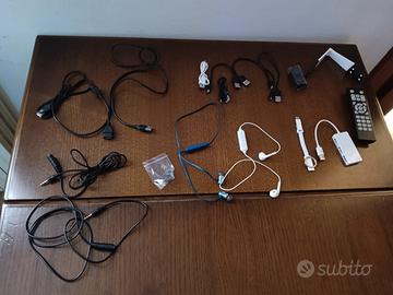 Set accessori elettronici: cavi vari, auricolari e