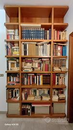 Libreria in legno massello robusto