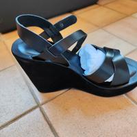 Sandali nero in pelle con zeppa 