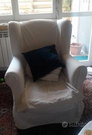 Poltrona in tessuto bianco .