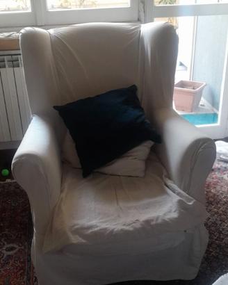 Poltrona in tessuto bianco .