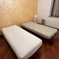 2 reti con doghe e 2 materassi.