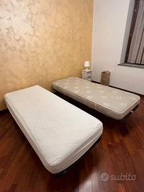 2 reti con doghe e 2 materassi.