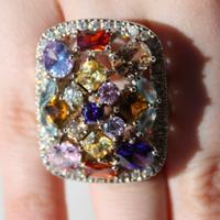 Anello d'argento con gemme miste