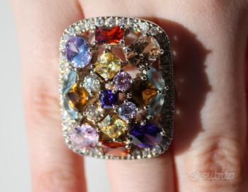 Anello d'argento con gemme miste