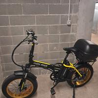 bici elettrica pieghevole argento con due batterie