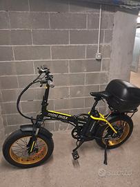 bici elettrica pieghevole argento con due batterie