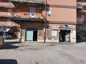 Basso commerciale su via specchi