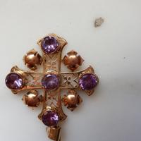 Croce a ciondolo oro e pietre