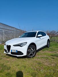 Stelvio 2.2 Q4 Executive 2017