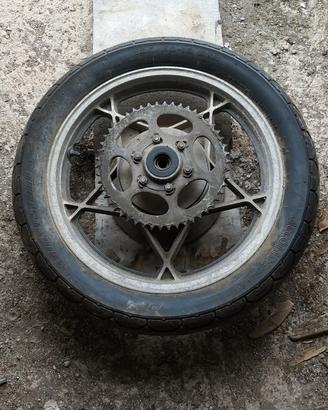 CERCHIO E GOMMA POSTERIORE SUZUKI GS 550 ANNI 80