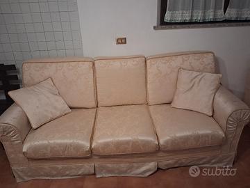 divano 3 posti con cuscini 