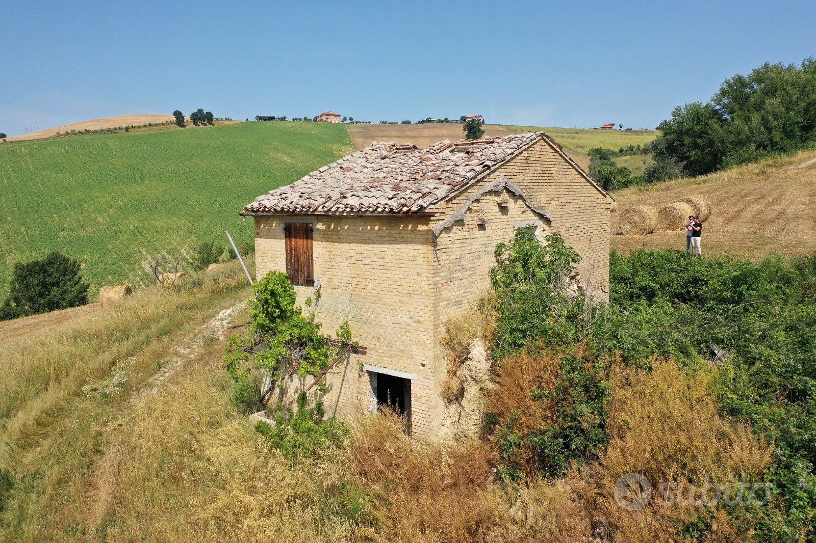 Rustico e 5 ettari di terreno - Vista 2