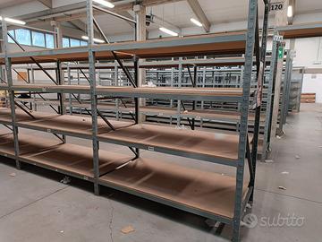 Scaffali con ripiani 12 metri