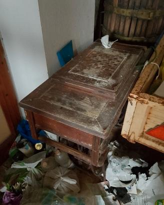 macchina da cucire molto antica