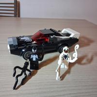 LEGO minifigure Marvel Antivenom e Venom con auto