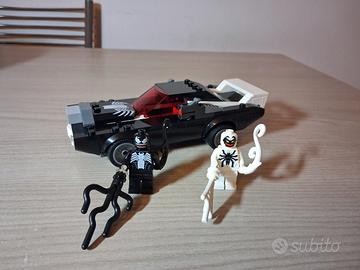 LEGO minifigure Marvel Antivenom e Venom con auto