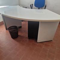 Scrivania per ufficio curva Tecno e cassettiera