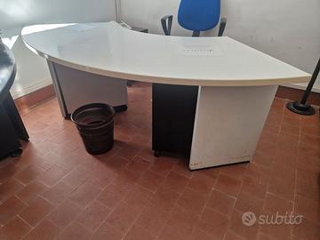 Scrivania per ufficio curva Tecno e cassettiera